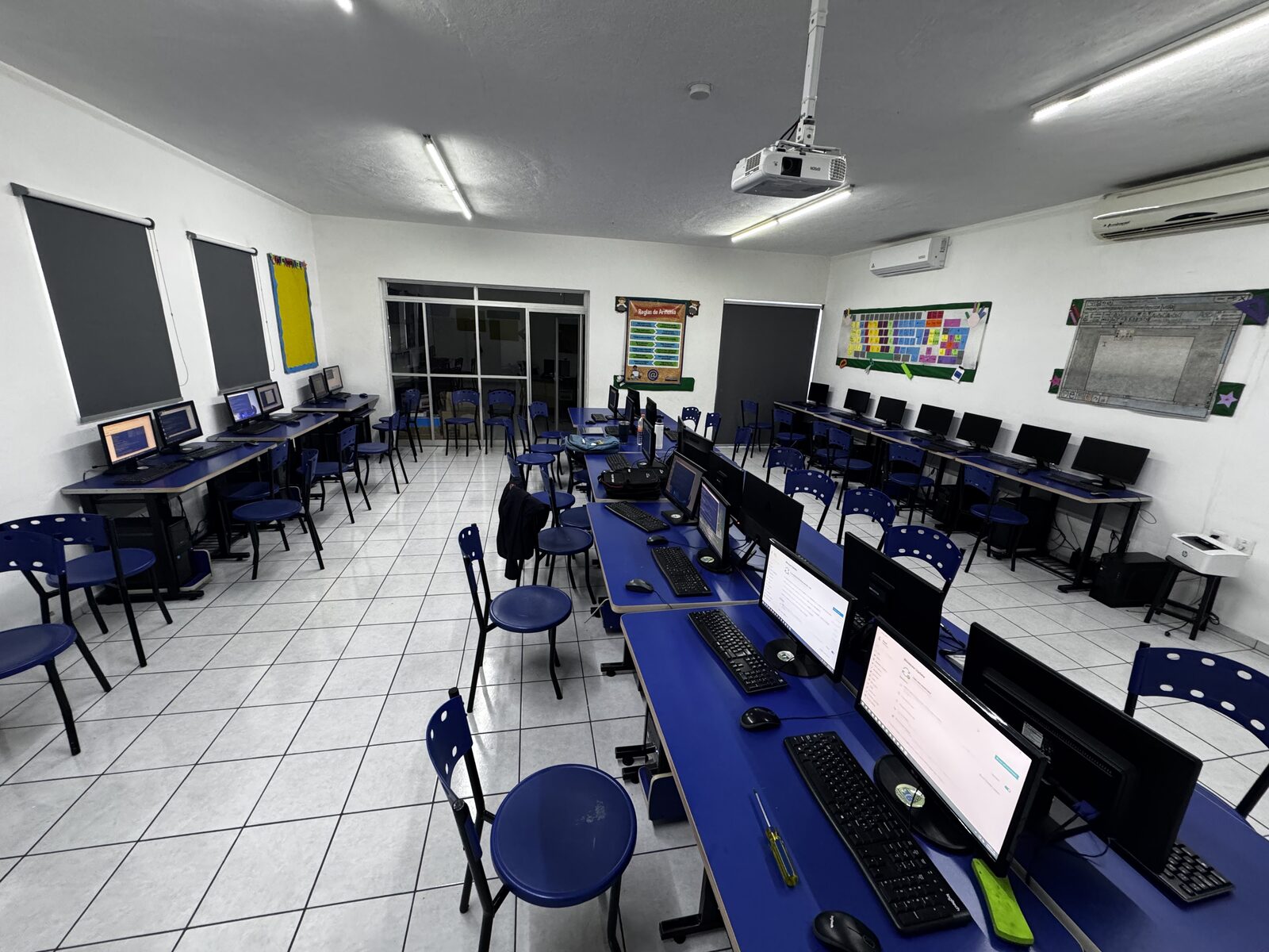 Laboratorio de cómputo con 20+ equipos instalados por SICC