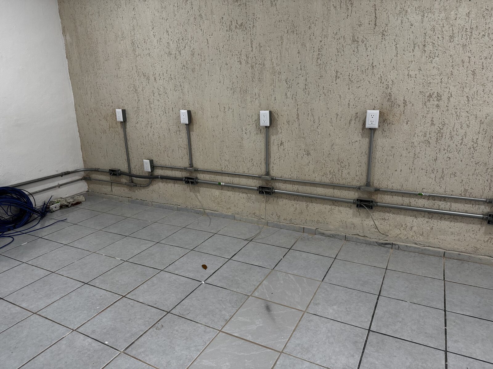 Canalizado metálico y contactos eléctricos para red