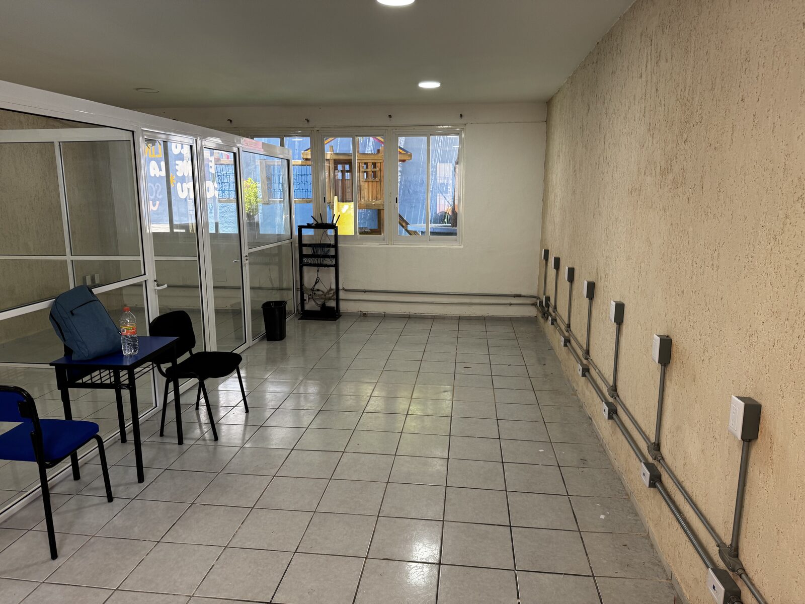 Sala con instalación de red terminada