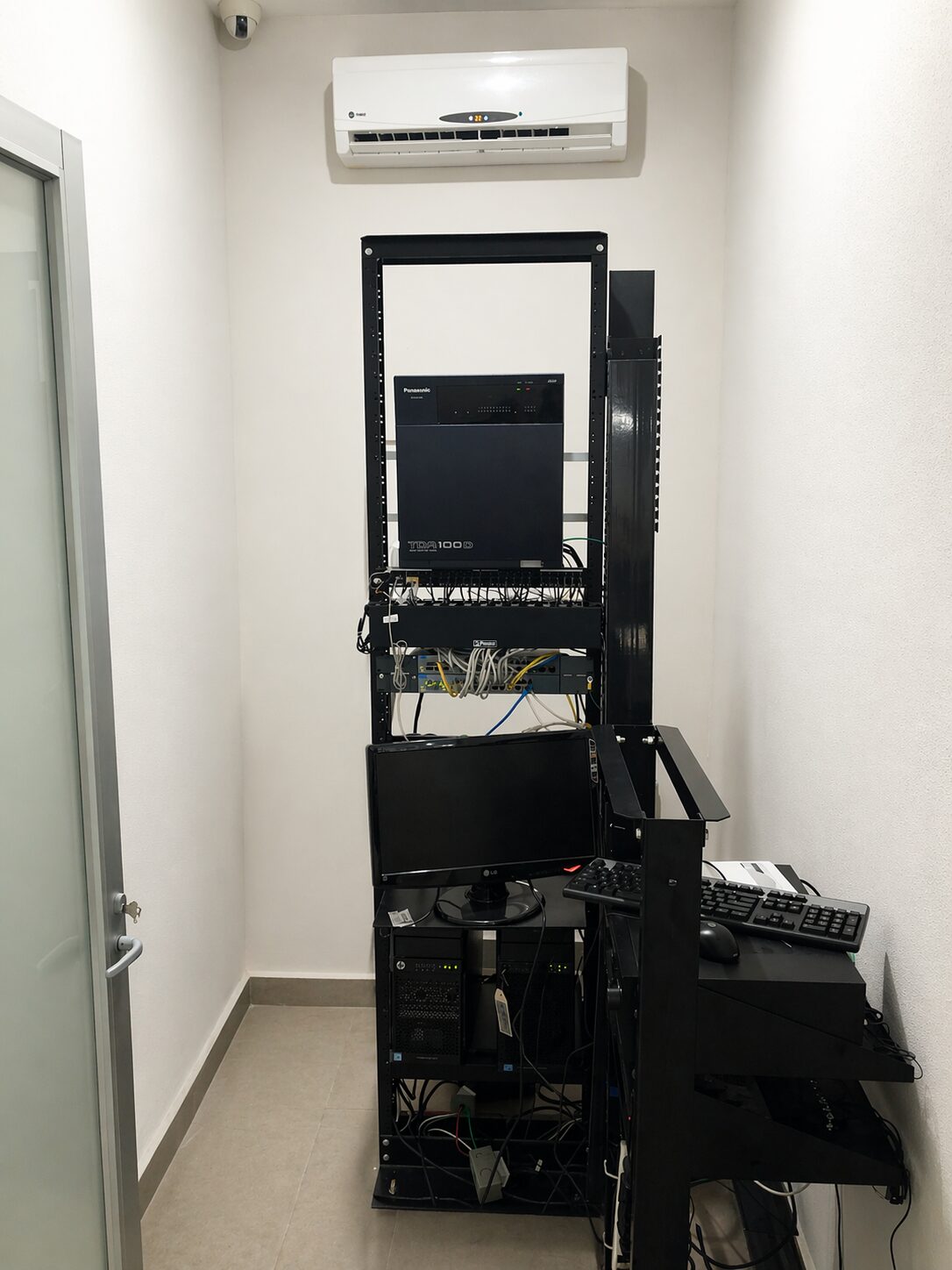 Rack con conmutador Panasonic y equipos de red