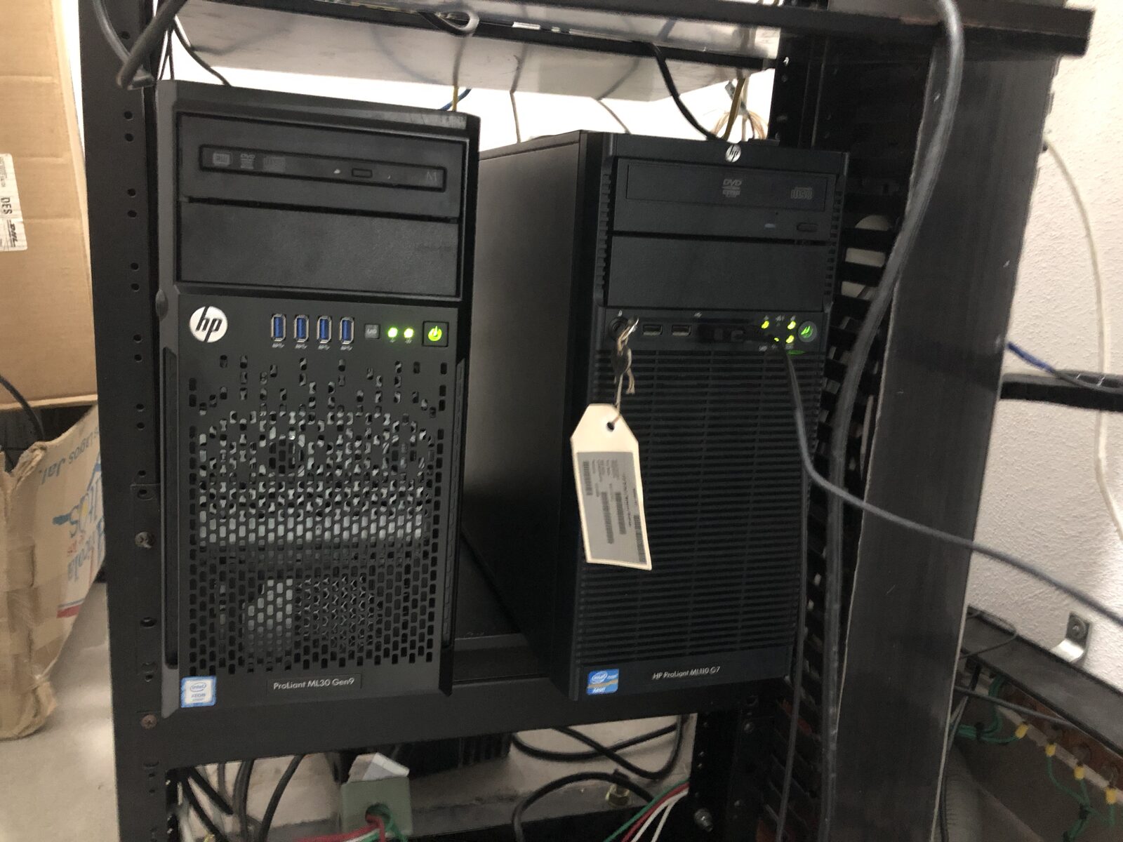 Servidores HP ProLiant ML30 instalados en rack